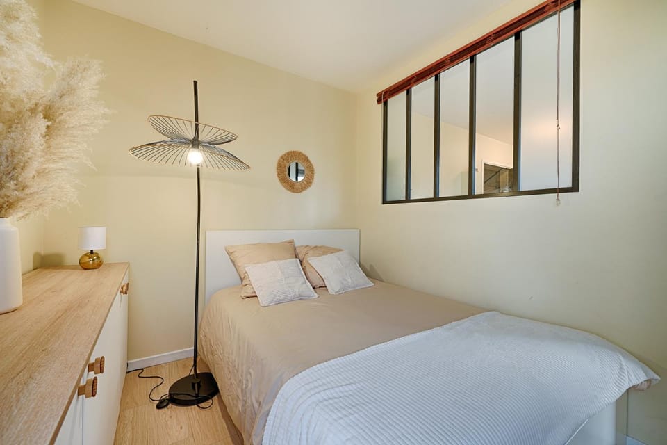 Bed, Night, Photo of the whole room, Bedroom