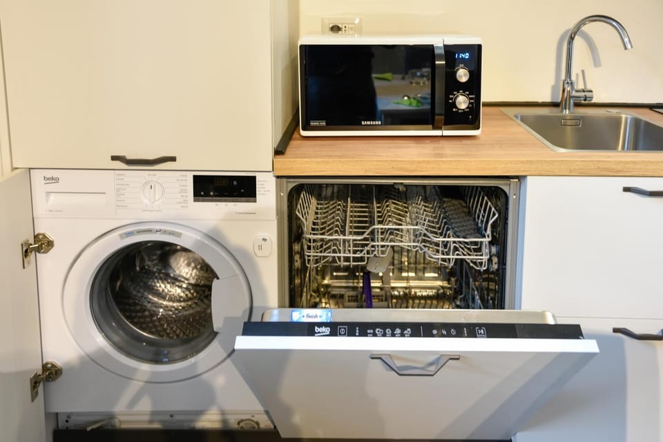 Kitchen or kitchenette, dishwasher, microwave, pet friendly, washing machine