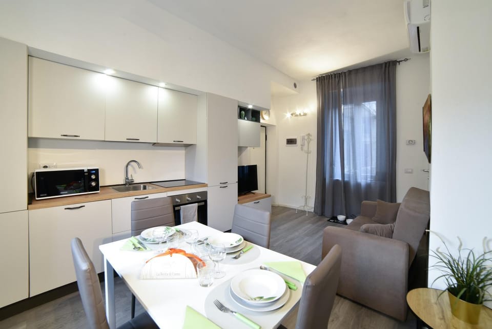 Coffee/tea facilities, Kitchen or kitchenette, Living room, Seating area, Dining area, microwave, oven, pet friendly, stove, toaster