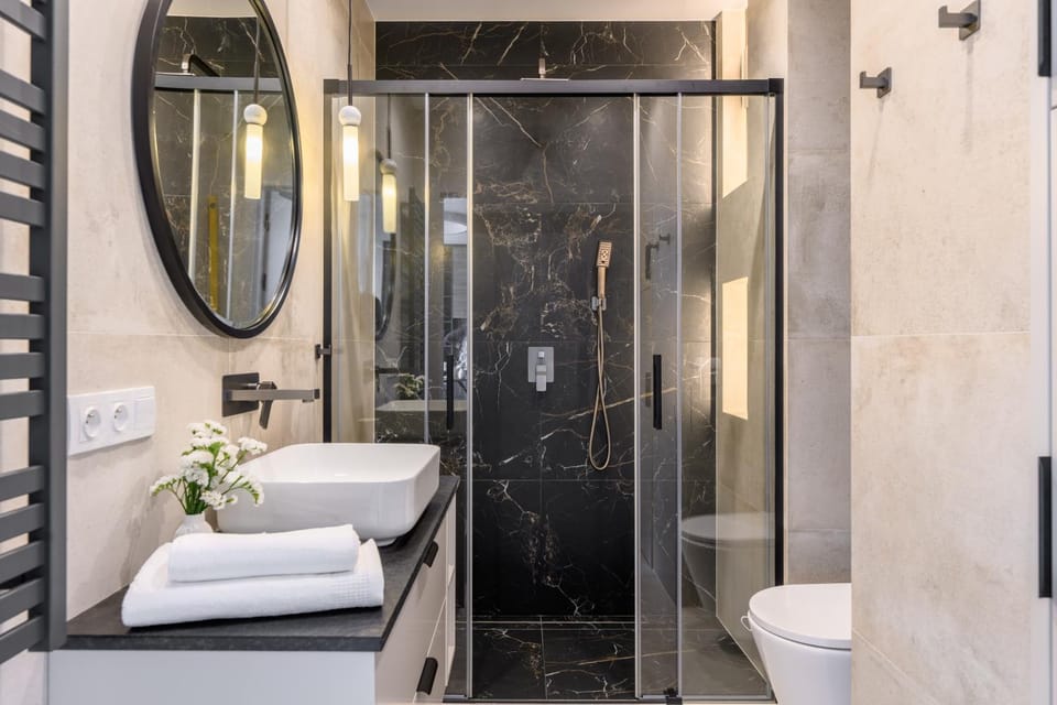 Shower, Toilet, Bathroom, towels, washing machine