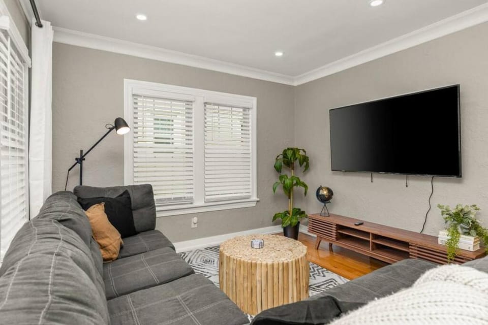 The Midcentury Cottage - Spacious 2BD with KING bed House in Peoria