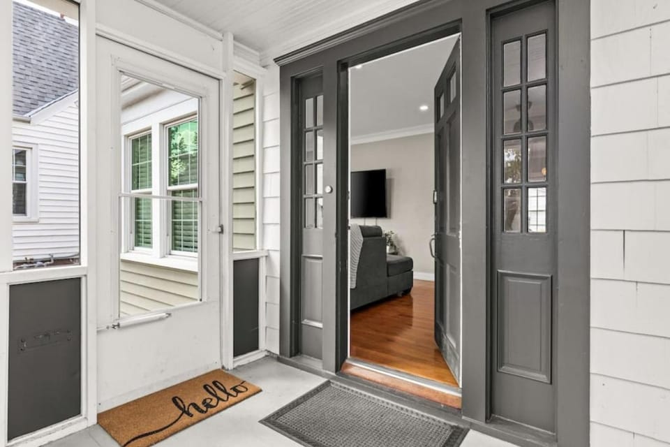 The Midcentury Cottage - Spacious 2BD with KING bed House in Peoria
