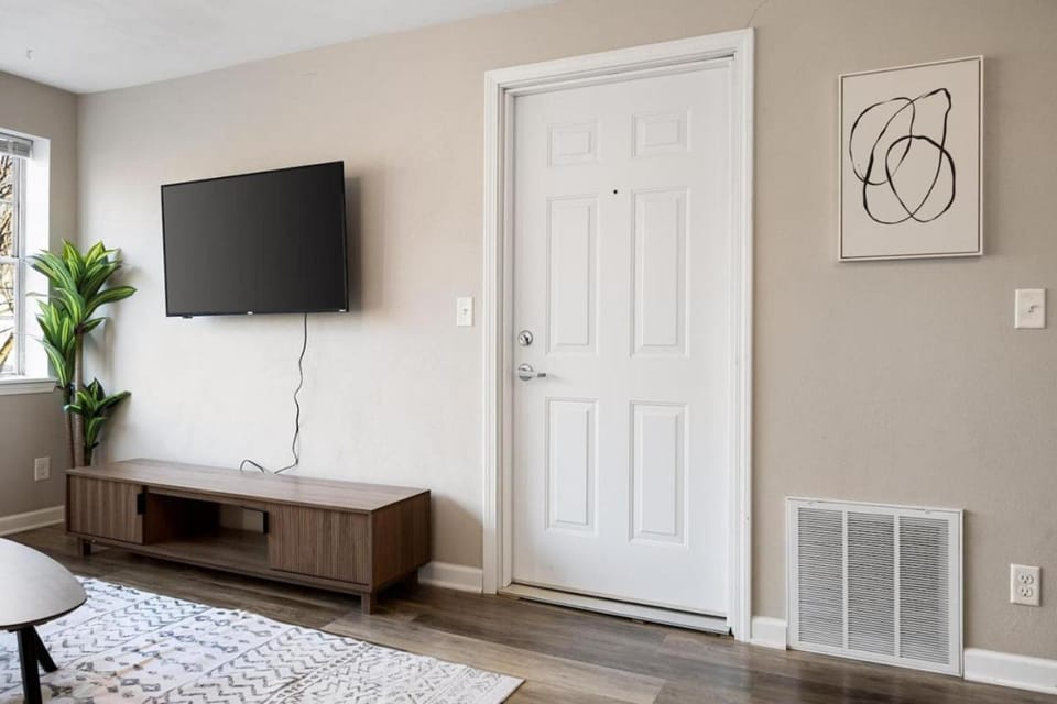 Urban 1BD moments away from DT Peoria Apartment in East Peoria