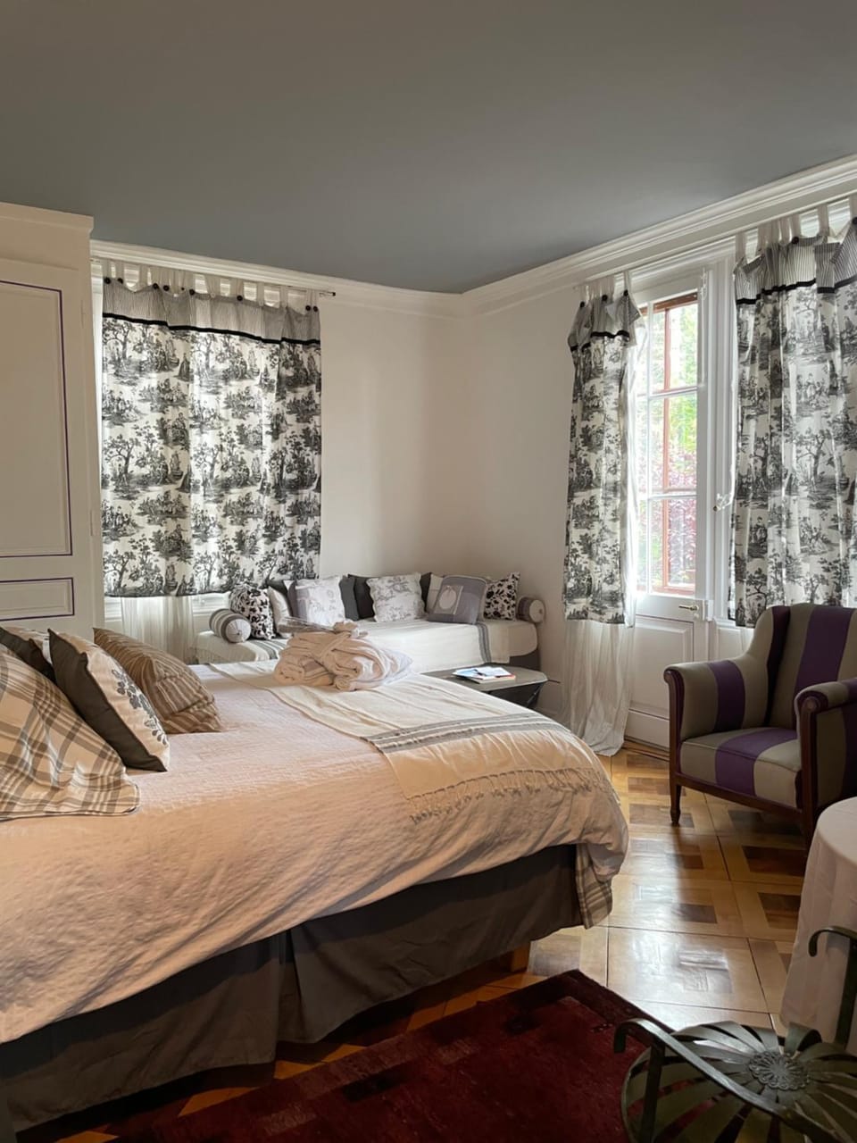 Bed, Seating area, Bedroom