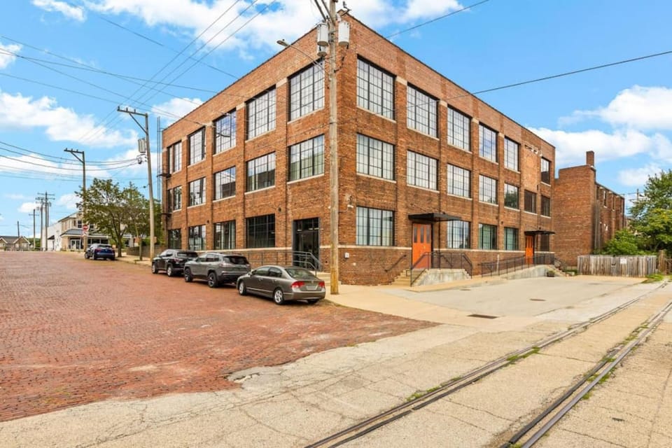 The Urban Loft - Stylish Industrial Living Apartment in East Peoria