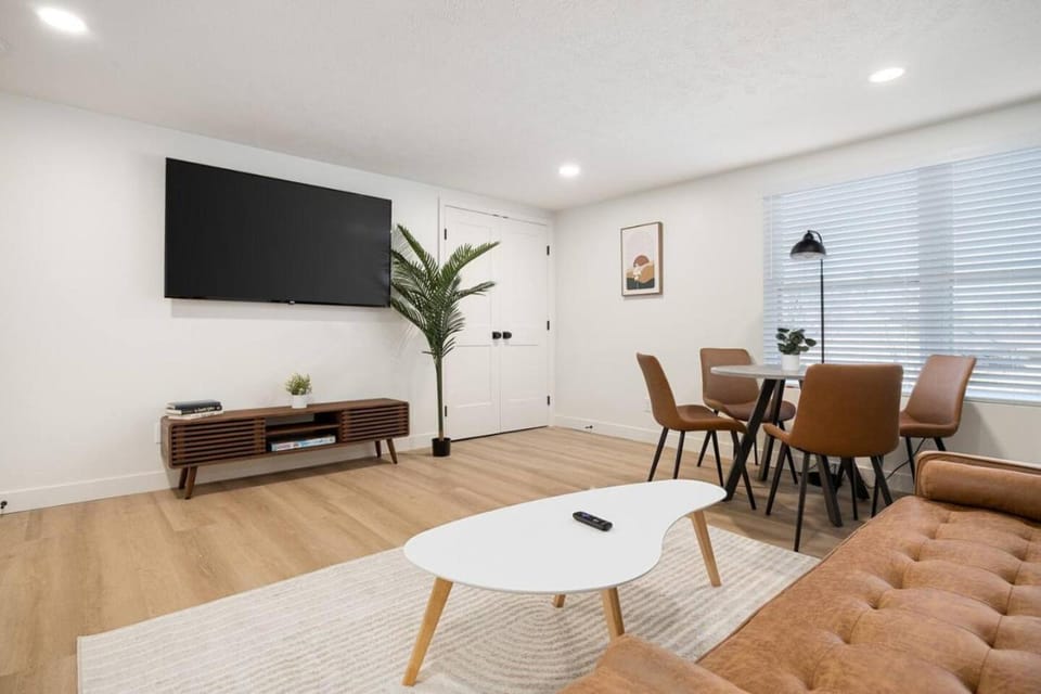 The Silo 8 - Modern 2BD in a Quiet Neighborhood Apartment in Illinois