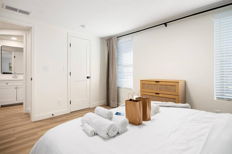 The Silo 6 - 1BD Modern Abode Apartment in Illinois
