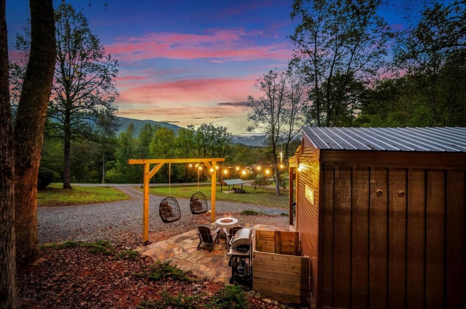 The Ritz Carlton of Tiny Cabins with Hot Tub Cabin in Shooting Creek