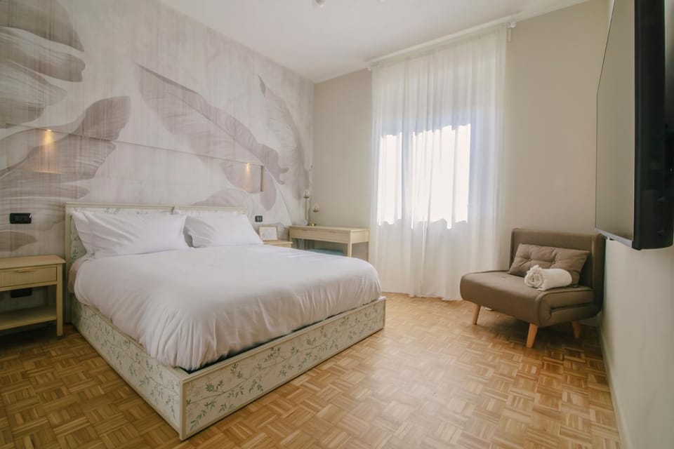 Bed, TV and multimedia, Photo of the whole room, Bedroom