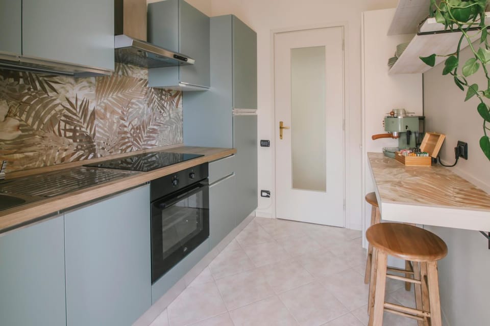 Kitchen or kitchenette, Dining area, oven, stove