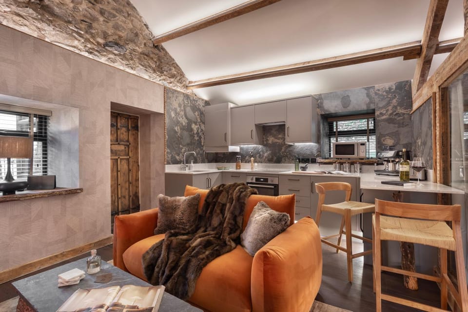 Coffee/tea facilities, Kitchen or kitchenette, Living room, dishwasher, microwave, oven, stove, stove, toaster, toaster