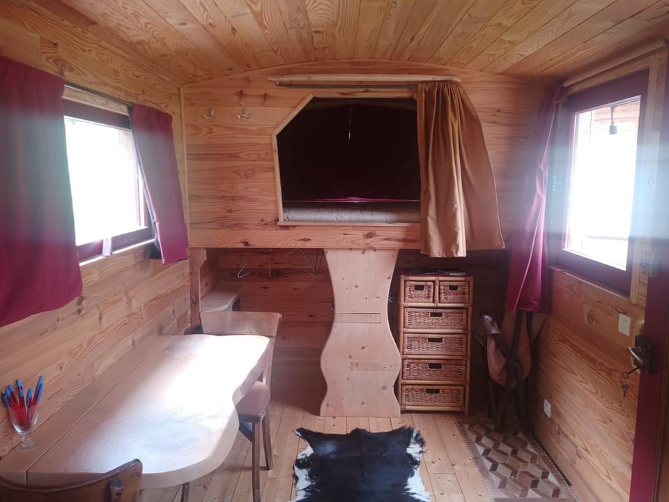 Bed, Dining area