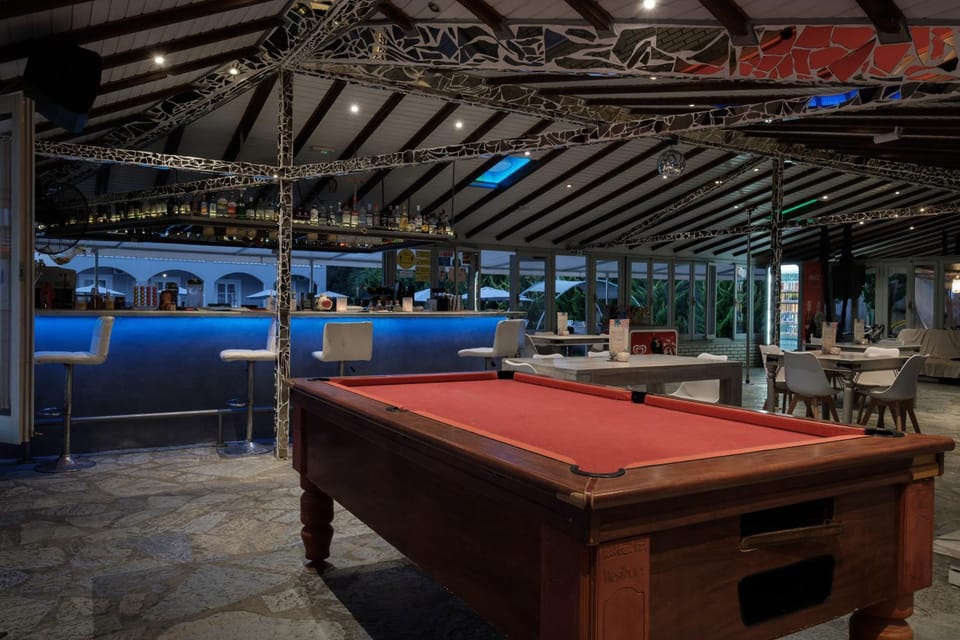 Restaurant/places to eat, Night, Billiard, Nightclub / DJ, Lounge or bar