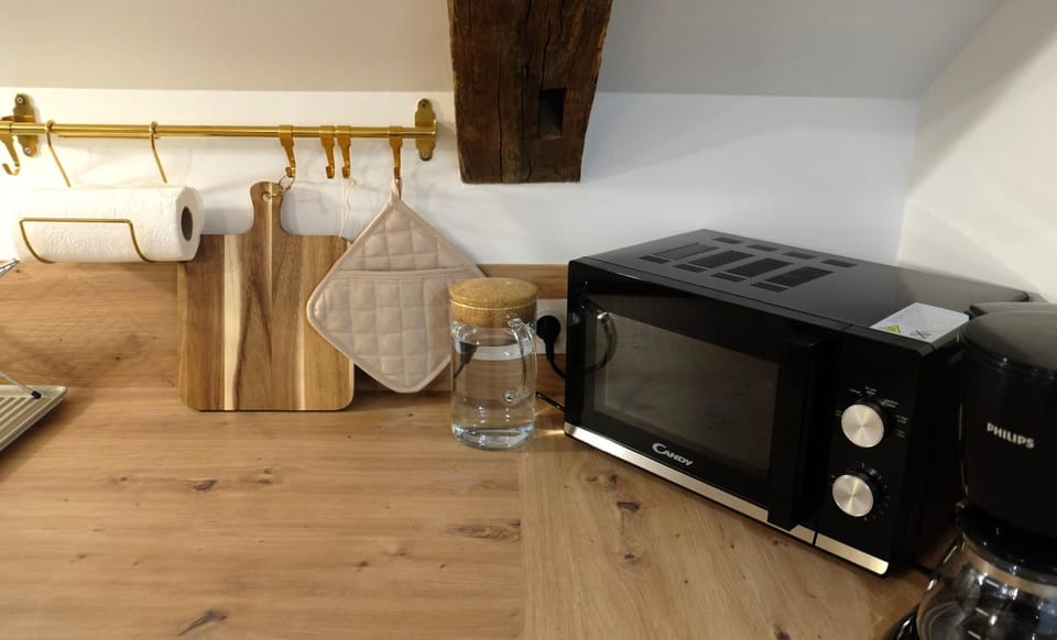 Kitchen or kitchenette, oven