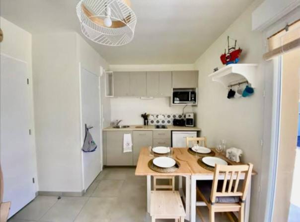 Kitchen or kitchenette, Dining area, stove