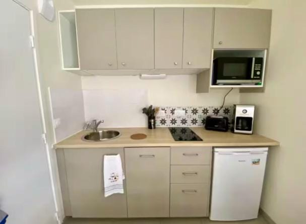 Coffee/tea facilities, Kitchen or kitchenette, stove