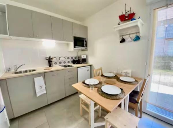 Kitchen or kitchenette, Dining area