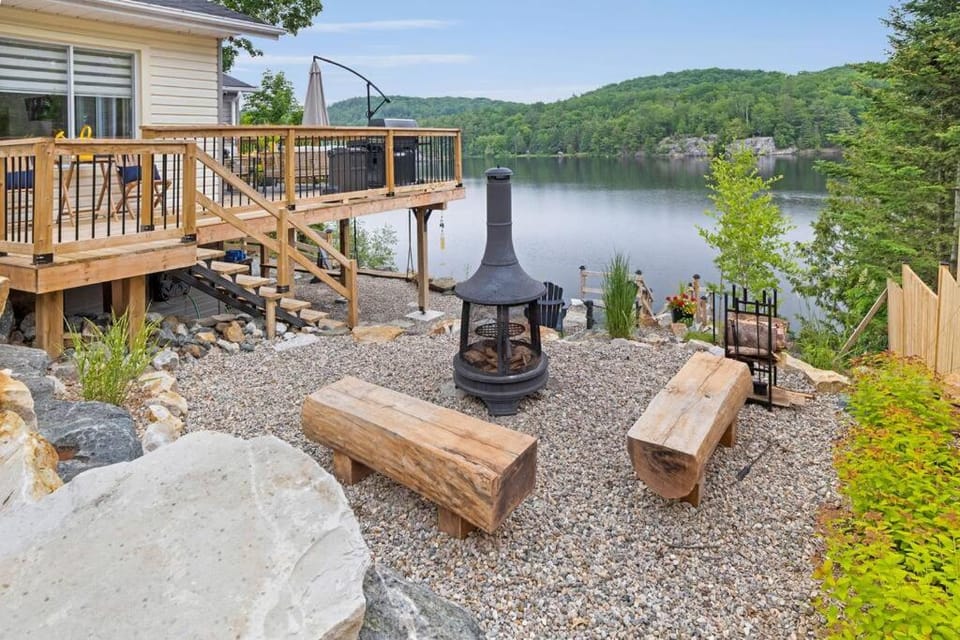Twin Lake Retreat - Hot Tub & Private Beach House in Ontario