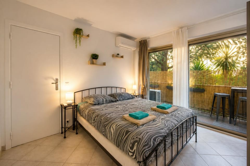 FRGK Tamaris Apartment Antibes Terrace, AC & Ultra-Fast Wi-Fi Apartment in Antibes