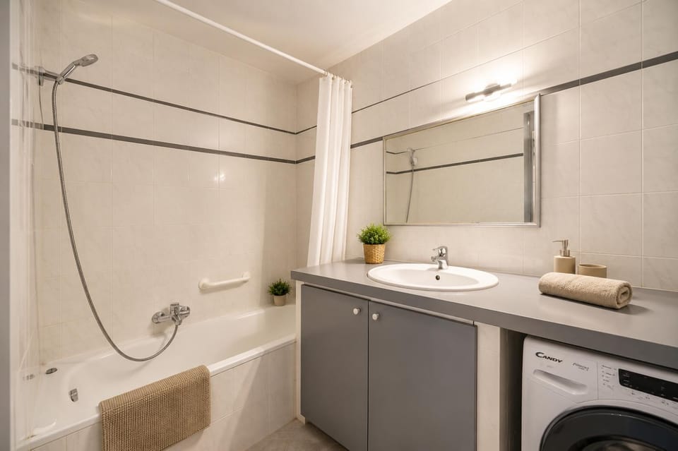 FRGK Tamaris Apartment Antibes Terrace, AC & Ultra-Fast Wi-Fi Apartment in Antibes