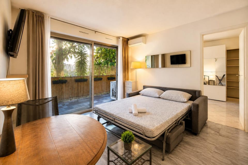 FRGK Tamaris Apartment Antibes Terrace, AC & Ultra-Fast Wi-Fi Apartment in Antibes