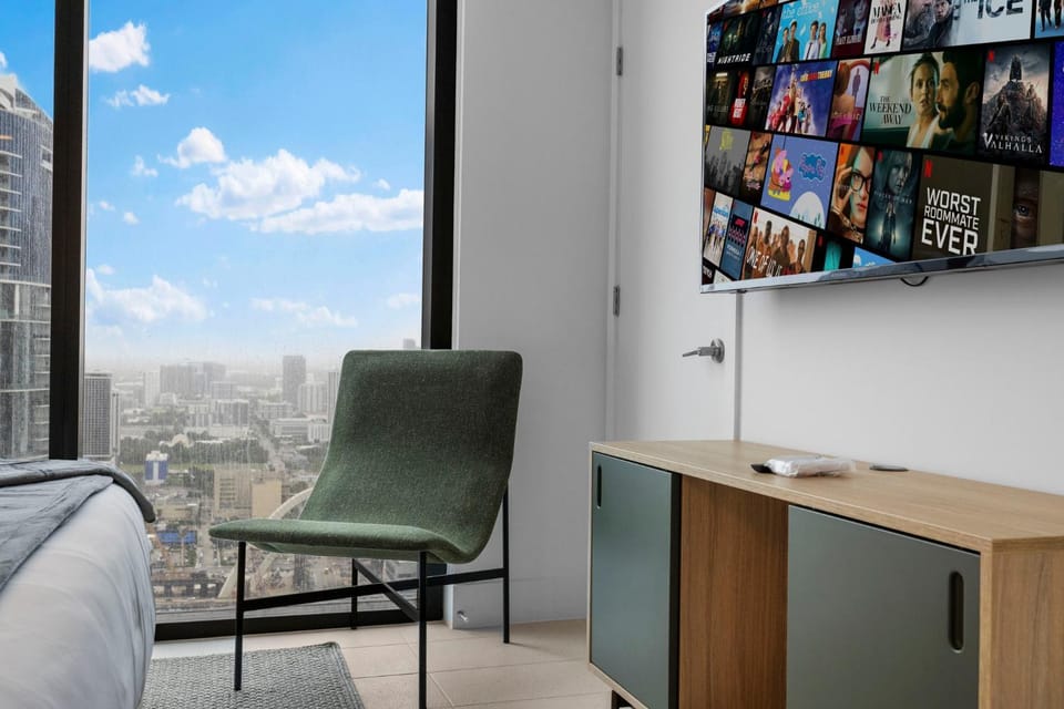 TV and multimedia, Seating area, Bedroom