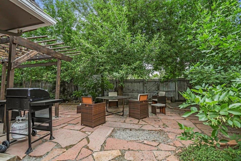 Modern Family Haven Fenced Yrd GrillFirepit House in Westminster