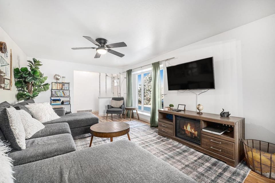 Game Room House with Hot Tub Near Red Rocks House in Applewood