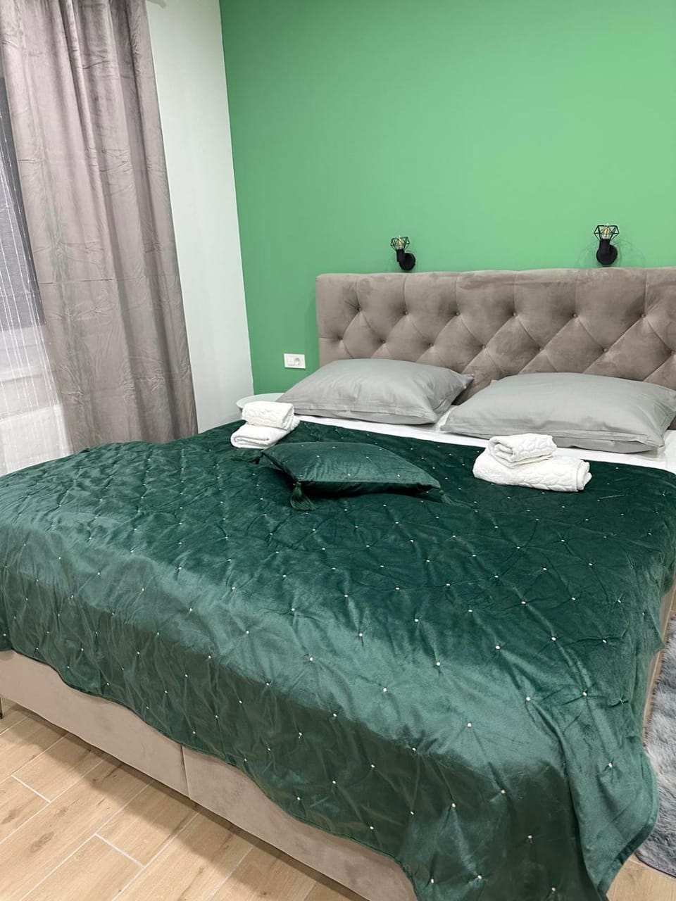 Bed, Photo of the whole room, Seating area, Bedroom
