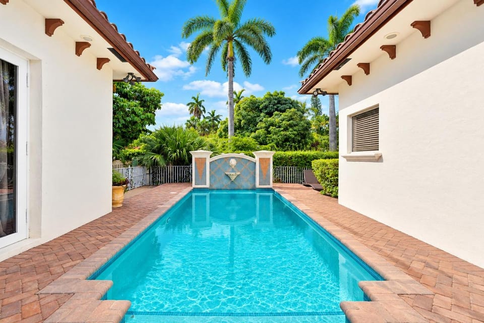 Pool view, Swimming pool, sunbed