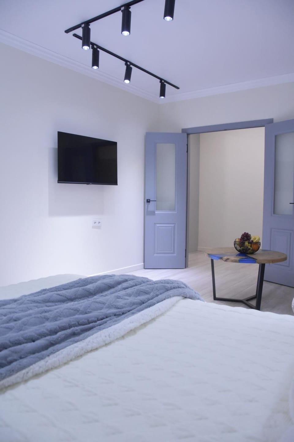 Bed, TV and multimedia, Bedroom