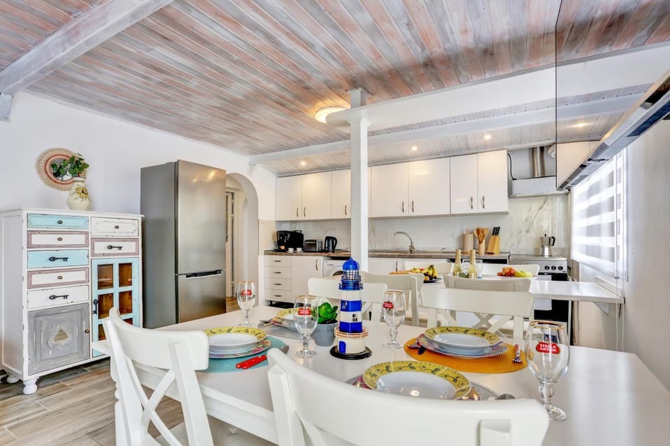 Dining area, kitchen