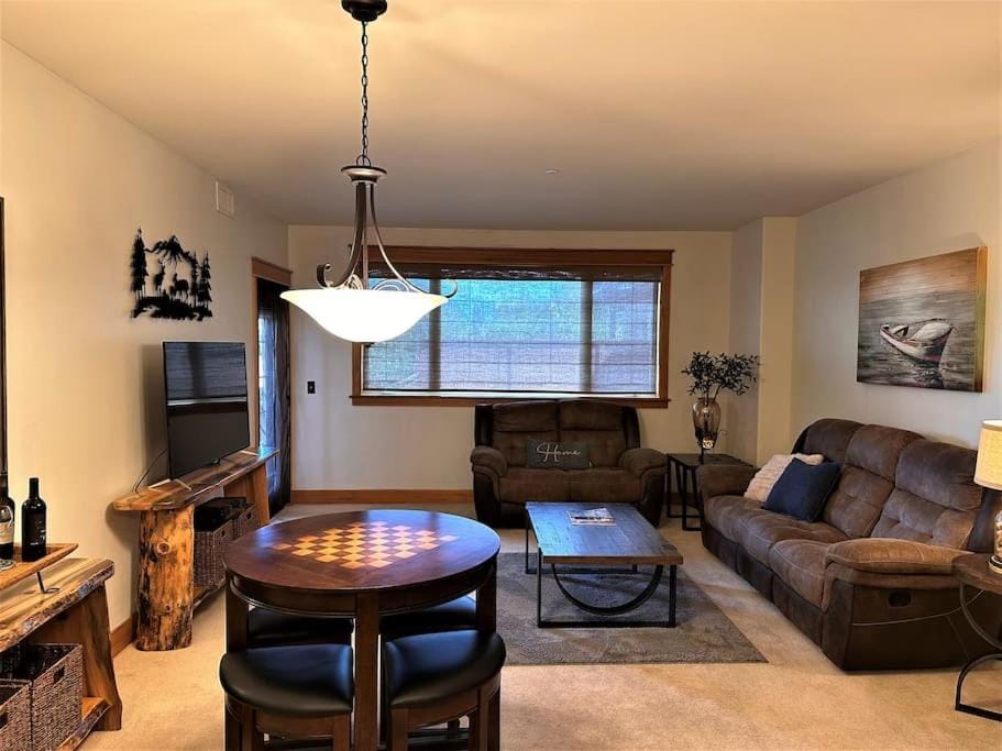 Communal lounge/ TV room, Living room, Dining area