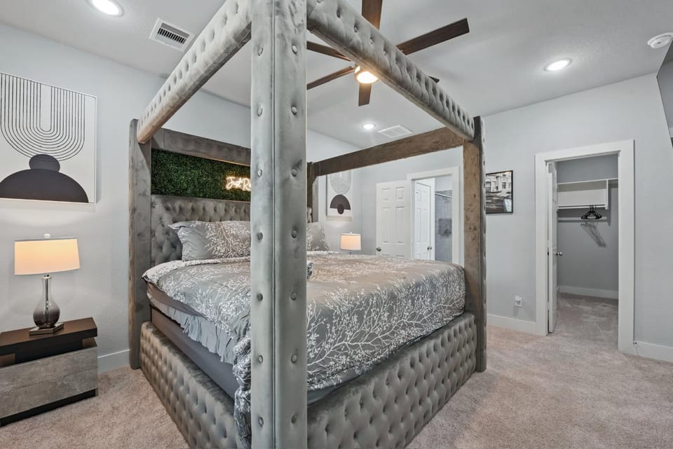 Spacious Modern Townhome w Indoor Court, King Beds & Huge TVs! House in Harris County