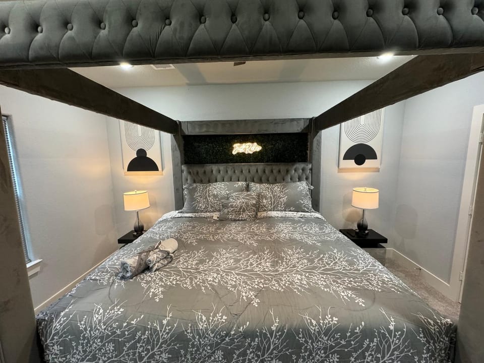 Spacious Modern Townhome w Indoor Court, King Beds & Huge TVs! House in Harris County