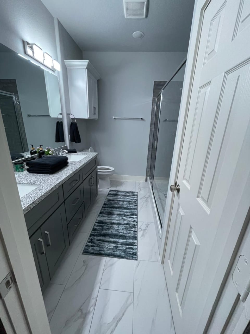 Spacious Modern Townhome w Indoor Court, King Beds & Huge TVs! House in Harris County