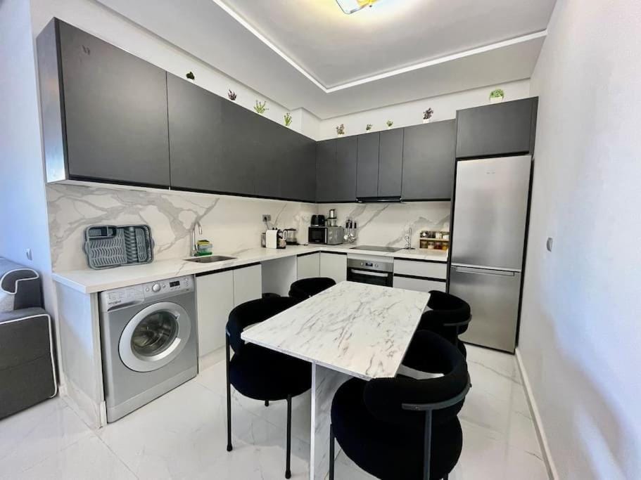 Coffee/tea facilities, Kitchen or kitchenette, Dining area, oven, stove, toaster, washing machine