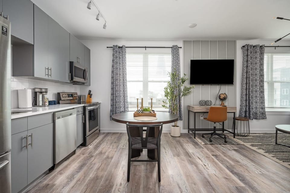 TV and multimedia, Kitchen or kitchenette, Living room, Seating area, Dining area, oven, stove