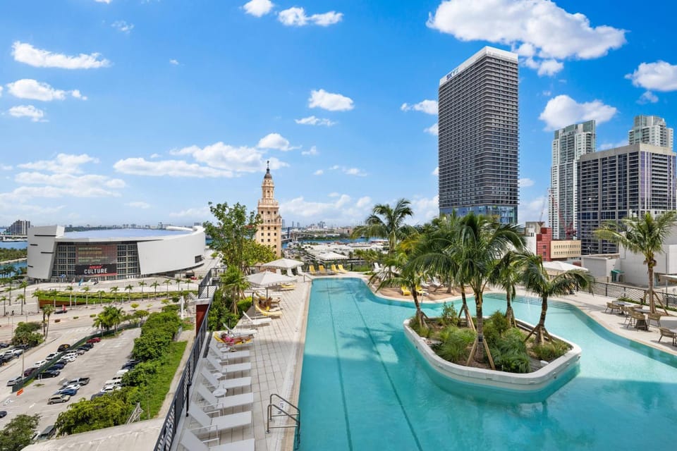 Day, Pool view