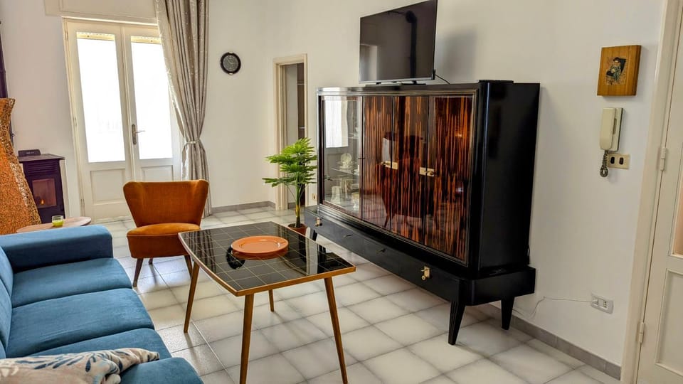 TV and multimedia, Living room, Seating area, oven