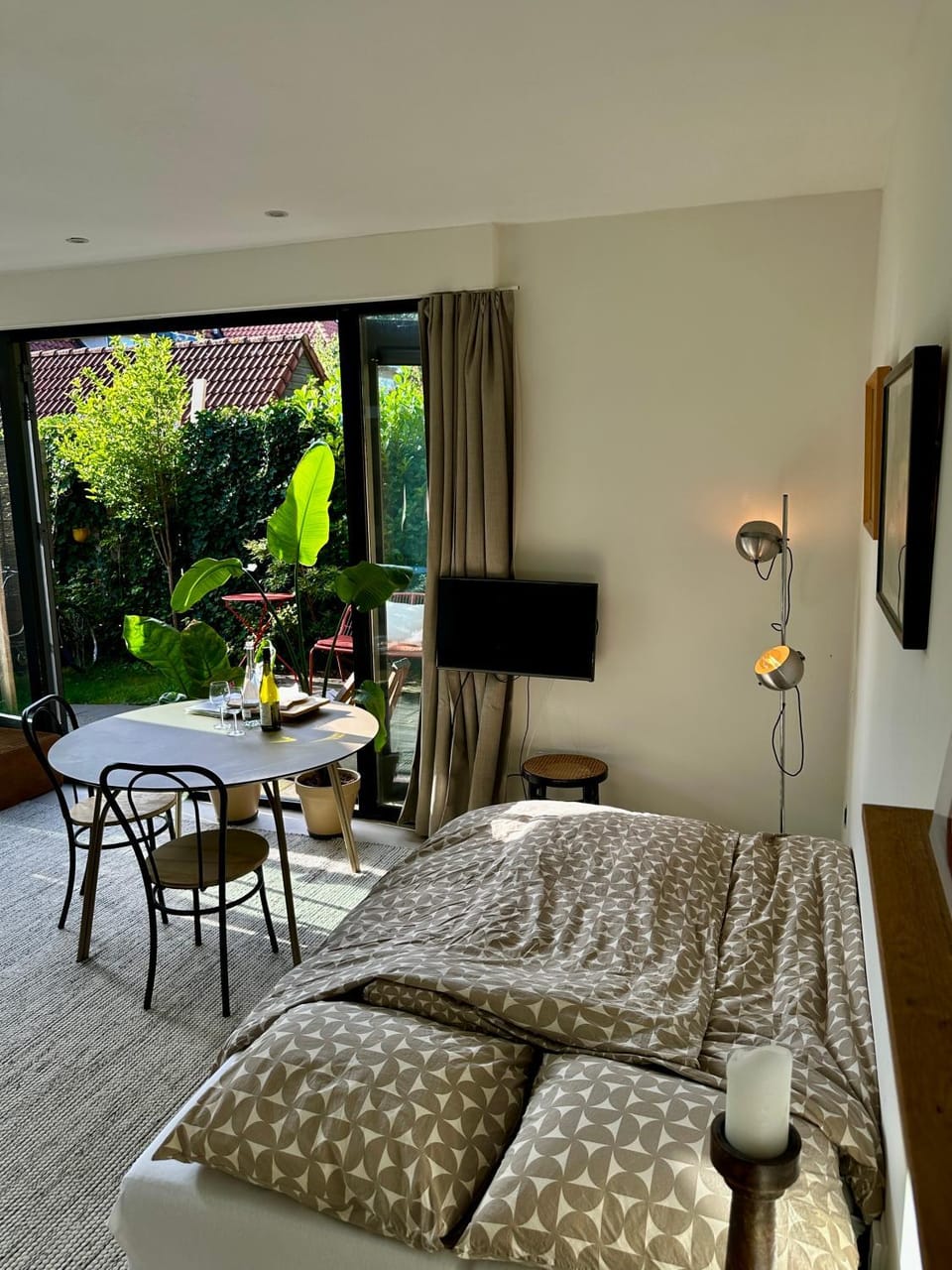 Bed, Dining area