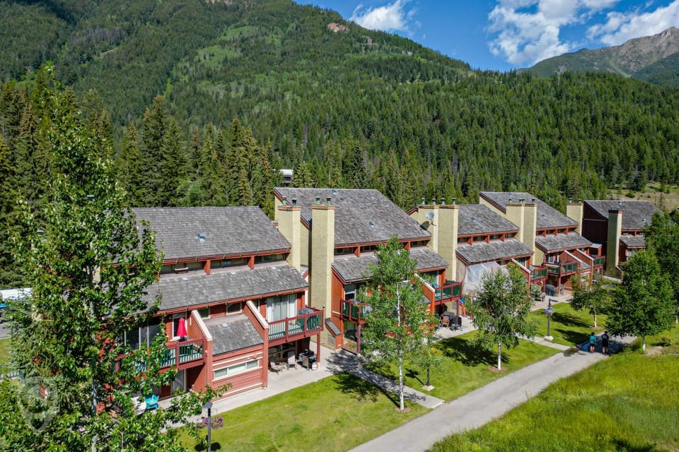 Horsethief Lodge by StayIn Apartment in British Columbia