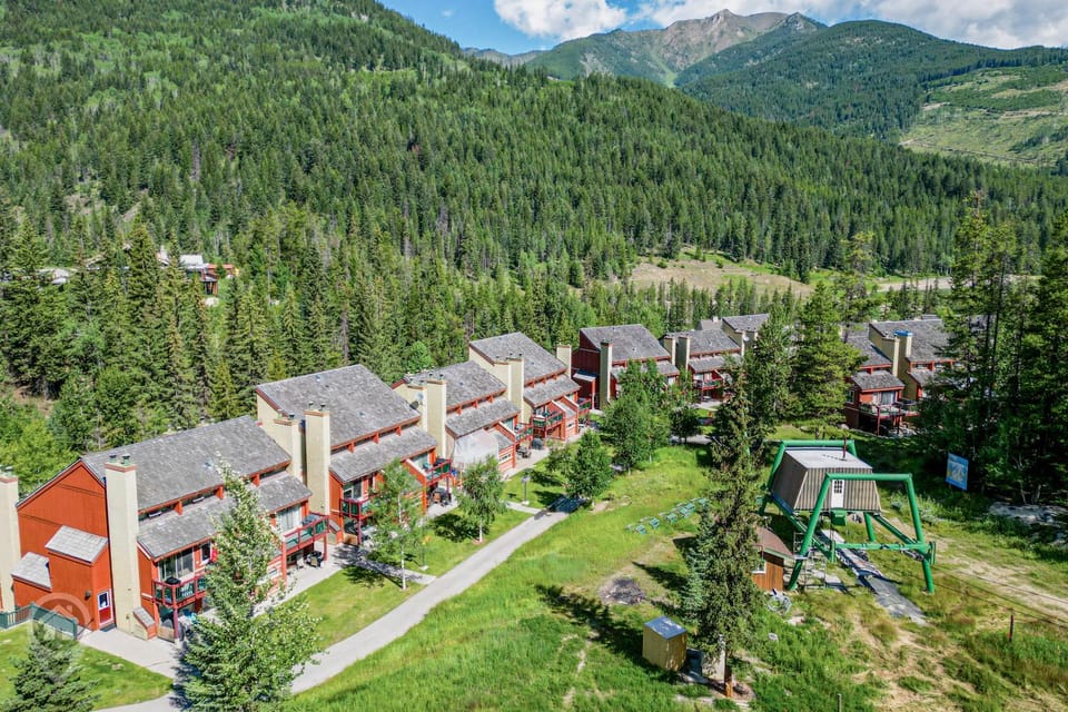 Horsethief Lodge by StayIn Apartment in British Columbia