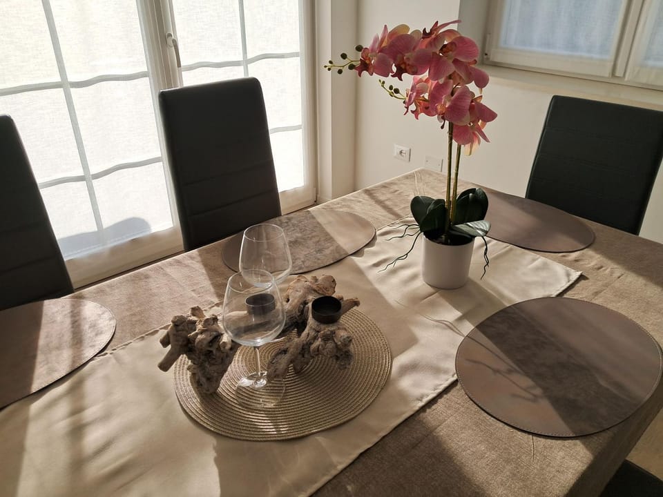 Food and drinks, Dining area, Food, Drinks