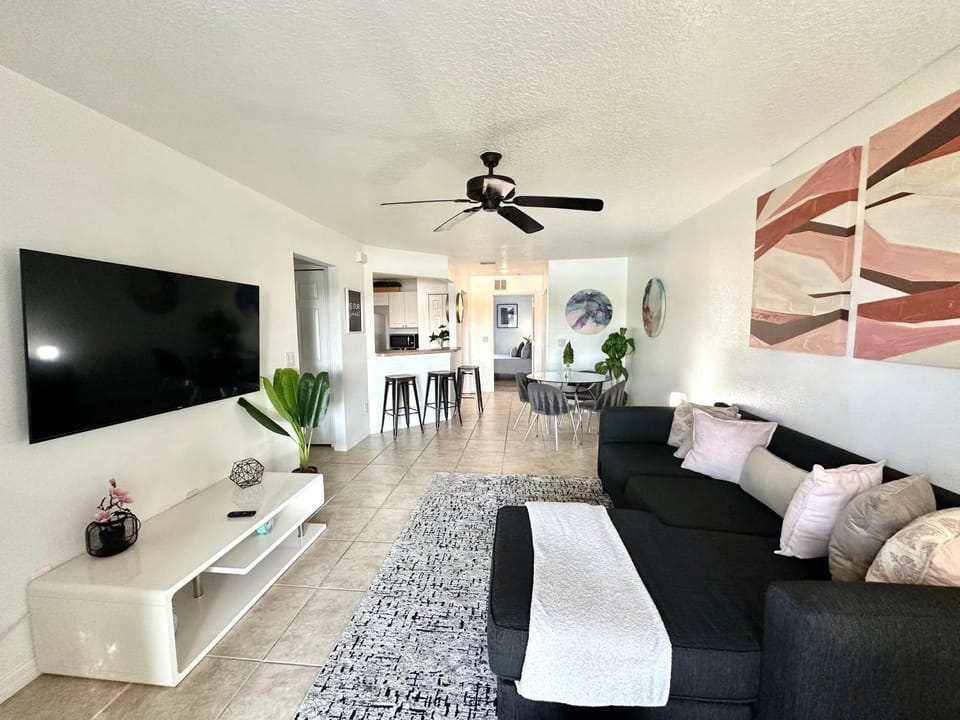 Modern 2BR Lakeview Near Orlando Airport Free Parking Apartment in Orlando