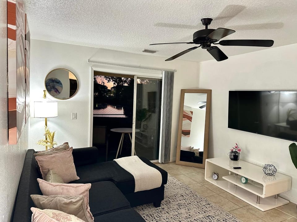 Modern 2BR Lakeview Near Orlando Airport Free Parking Apartment in Orlando