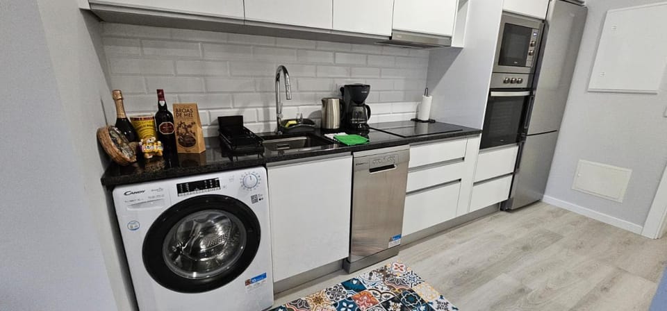 Coffee/tea facilities, Kitchen or kitchenette, dishwasher, oven, stove, toaster, washing machine