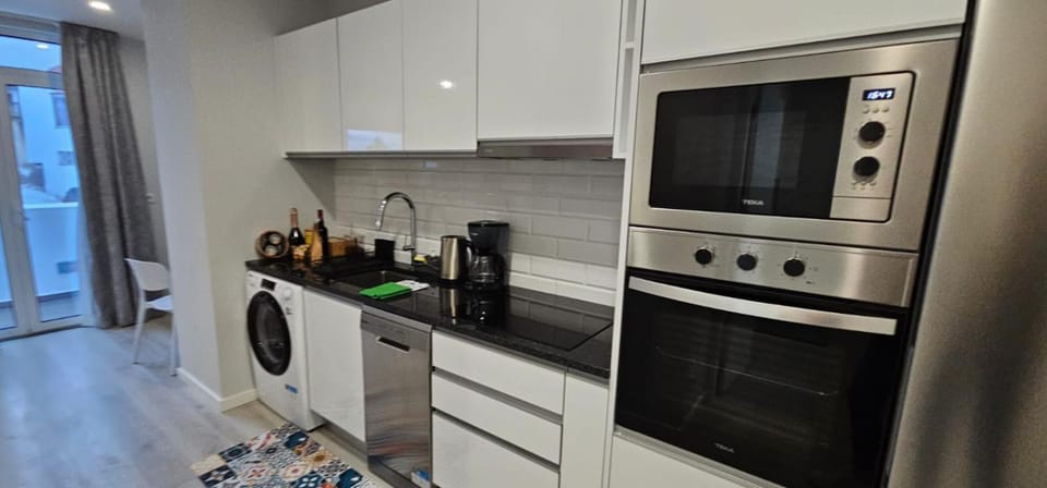 Coffee/tea facilities, Kitchen or kitchenette, dishwasher, oven, stove, toaster, washing machine