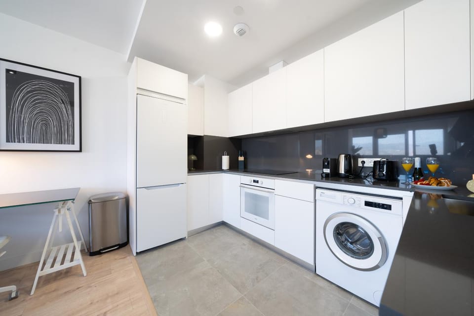 Coffee/tea facilities, Kitchen or kitchenette, dishwasher, oven, stove