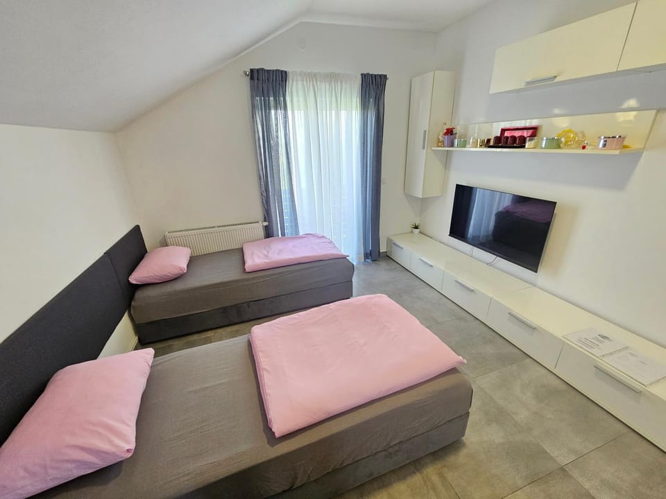 Communal lounge/ TV room, Bed, TV and multimedia, Living room, Photo of the whole room, Seating area, Evening entertainment, Bedroom